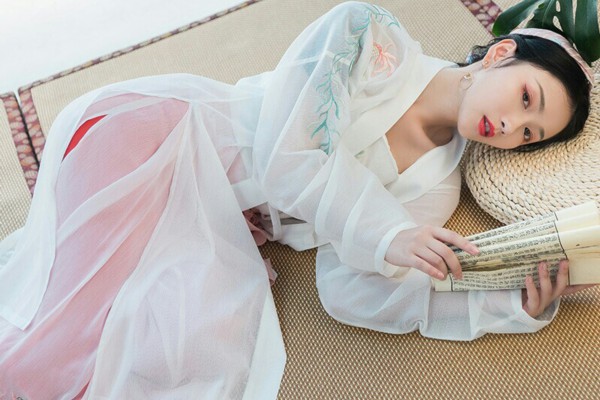 武汉女士享受洗头按摩,从头到脚的养生之旅 武汉女士享受洗头按摩,从头到脚的养生之旅